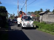 Petugas dari gabungan PMI Gianyar dan Provinsi Bali serta BPBD Gianyar saat melakukan penyemprotan di Desa Selat Samplangan, Selasa (9/6/2020) pagi - foto: Catur/Koranjuri.com