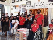 KPU Kabupaten Gianyar pada saat memberikan sembako di Yayasan Bhakti Senang Hati Siangan, Rabu (3/6/2020) pagi - foto: Catur/Koranjuri.com