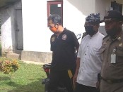 Petugas dari Satpol PP Gianyar saat mengamankan ODJG atas nama Gusti Griwa di kediamannya Banjar Triwangsa, Tampaksiring, Jumat (5/6/2020) pagi - foto: Catur/Koranjuri.com