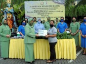 Yayasan Batik Indonesia (YBI) bersama Dharma Pertiwi Daerah J wilayah Bali membagikan 170 masker motif batik untuk masyarakat di Denpasar - foto: Istimewa