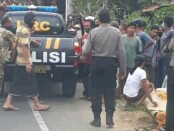 Petugas kepolisian dari Polsek Payangan saat membantu evakuasi korban, Minggu (5/7/2020) kemarin - foto: Catur/Koranjuri.com