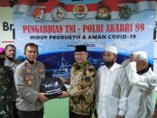 Penyerahan bantuan paket sembako dari Brigjen Pol Bayu mewakili AKABRI Angkatan 89 kepada Ketua PCNU Kota Surakarta, H.M. Mashuri, SE., M.Si - 
foto: Koranjuri.com