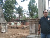 Ketua Forum Budaya Mataram, BRM.Kusuma Putra, SH, MH saat meninjau pembangunan makam kherkof dezentji di Desa Candi, Ampel,Boyolali - foto: Koranjuri.com