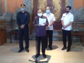 Gubernur Bali Wayan Koster mengumumkan penerbitan Pergub No 46 Tahun 2020 tentang Penerapan Disiplin dan Penegakan Hukum Protokol Kesehatan sebagai Upaya Pencegahan dan Pengendalian Covid-19 dalam Tatanan Kehidupan Era Baru di Gedung Jayasabha, Denpasar, Rabu, 26 Agustus 2020 - foto: Istimewa