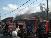 Petugas Pemadam Kebakaran Kabupaten Gianyar saat memadamkan api yang membakar sebuah kios kebutuhan rumah tangga di Banjar Manikan Guwang Sukawati, Selasa (1/9/2020) - foto: Catur/Koranjuri.com