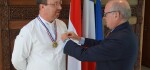 Chef Chris Salans Terima Gelar Order of Agricultural Merit dari Pemerintah Prancis