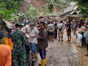 Tanah longsor di Desa Kalijering, Pituruh, mengakibatkan sejumlah rumah mengalami kerusakan, Senin (26/10/2020) - foto: Sujono/Koranjuri.com