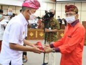 Gubernur Bali Wayan Koster melantik Kepala Biro Organisasi Pemerintah Provinsi Bali, I Wayan Sarinah sebagai Penjabat Sementara (Pjs) Bupati Karangasem - foto: Istimewa