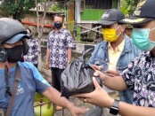 Kepala Kelurahan Purworejo, Adi Pawoko, S.STP, M.Si, saat memberikan paket sembako pada warga yang patuh memakai masker, Selasa (06/10/2020) - foto: Sujono/Koranjuri.com