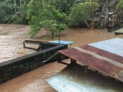Air meluap yang menggenangi areal Pura Taman Baginda, Desa Temesi, Kecamatan/Kabupaten Gianyar, Sabtu (10/10/2020) - foto: Catur/Koranjuri.com