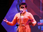 Penyair Putri Suastini Koster membawakan puisi berjudul 'Agustus' di acara puncak Festival Seni Bali Jani (FSBJ) II Tahun 2020 di Taman Budaya Bali, Denpasar, Sabtu (7/11/2020) - foto: Istimewa/Koranjuri.com