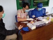 Para pengawas pemilu di Kabupaten Purworejo saat menjalani rapid test - foto: Sujono/Koranjuri.com