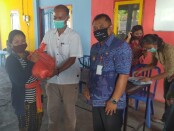 Polda Bali menyerahkan puluhan bantuan sembako kepada masyarakat kurang mampu yang berada di Desa Kubutambahan, Kecamatan Kubutambahan, Kabupaten Buleleng - foto: Istimewa
