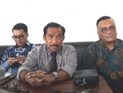 Togar Situmorang (kanan) bersama pengacara - foto: Istimewa