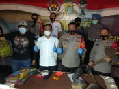 Polisi berhasil meringkus pelaku pembunuhan sadis yang tega mengubur korbannya di dalam rumah kontrakan di Gang Kopral Daman, Kecamatan Sawangan, Depok, Jawa Barat - foto: Bob/Koranjuri.com