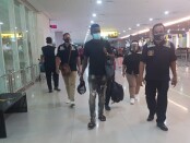 Petugas Imigrasi Denpasar mengawal proses deportasi terhadap 4 orang asing yang melakukan pelanggaran overstay di Bali - foto: Istimewa