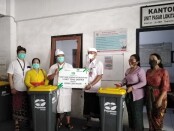 Penyerahan tempat sampah dari PT Pegadaian kepada pengelola Pasar Lokitasari - foto: Koranjuri.com