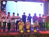 Ketua PSSI dan Menpora (tengah) berpose dengan para pengurus PSSI dan Asprov PSSI serta wakil peserta Juggling di Pecatu, Kabupaten Badung, Bali, Sabtu, 5 Desember 2020 - foto: Koranjuri.com