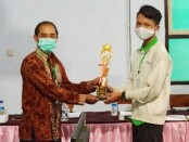 Muhammad Nafidz Maulana Ilham, siswa SMK Muhammadiyah Purworejo, saat menerima piala juara satu untuk mata lomba IT Network System Administration dalam LKS SMK tingkat Kabupaten Purworejo tahun 2020 - foto: Sujono/Koranjuri.com