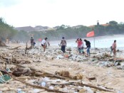 Tumpukan sampah kiriman yang berserakan di Pantai Kuta, Jumat, 1 Januari 2021 - foto: Istimewa