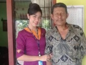 Mia Tresetyani Wadu (23), pramugari penerbangan Sriwijaya Air SJ-182 bersama sangat ayah Zet Wadu - foto: Istimewa