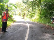 Edi Margono, ST, Kasi Jalan dan Jembatan BPJ Wilayah Magelang 2,
saat melakukan survey kondisi kerusakan jalan - foto: Sujono/Koranjuri.com