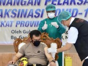 Kapolda Jateng, Irjen Pol Ahmad Luthfi, saat menerima vaksinasi Corona, Kamis (14/01/2021), di RSUD Tugurejo, Semarang  - foto: Sujono/Koranjuri.com