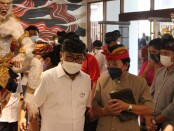 Wawali Denpasar I Kadek Agus Arya Wibawa ditemani Prof. Made Bandem di lokasi pameran - foto: Istimewa
