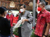 Ketua TP PKK Bali Putri Suastini Koster melakukan kunjungan sosial di Musium Pustaka Lontar, Desa Dukuh, Penaban, Karangasem, Jumat (19/3/2021) - foto: Istimewa