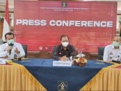 Gubernur Bali Wayan Koster (tengah) memberikan keterangan terkait maraknya pelanggaran yang dilakukan oleh Warga Negara Asing yang ada di Bali - foto: Koranjuri.com