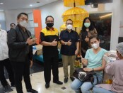 Wagub Bali Tjokorda Oka Artha Ardhana Sukawati melakukan pemantauan vaksinasi terhadap 1.100 pegawai Perbankan se-Kota Denpasar di areal Bank  BNI Kanwil 08 Denpasar, Sabtu, 8 Mei 2021 - foto: Istimewa