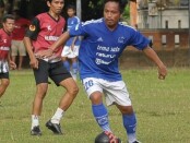 Pemain anyar PSMS Medan I Gede Sukadana (biru) perkuat Mitra Devata saat bersua Klungkung City FC - foto: Yan Daulaka