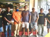 Perwakilan Kagama Bali bersama Perwakilan dari Posko Bali Peduli Adonara usai serahterima bantuan, Senin, 17 Mei 2021 - foto: Istimewa