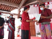 Gubernur Bali Wayan Koster menyerahkan sertifikat kepada warga Desa Sumberklampok Buleleng, Selasa, 18 Mei 2021 - foto: Istimewa