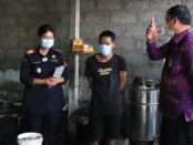 Pergub No 1 Tahun 2020 tentang Tata Kelola Minuman Fermentasi dan/atau Destilasi Khas Bali berupaya untuk mengatur produksi minuman khas Bali (Arak, Brem dan Wine Salak) kepada pengrajin arak Bali di Karangasem, Bali - foto: Istimewa