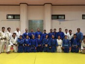 Usai latihan bersama, tim Pelatda Judo Jabar (biru) berpose dengan tim Pelatda Judo Bali (putih) - foto: Yan Daulaka
