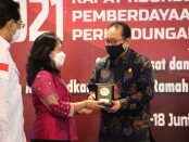 Wakil Gubernur Bali Tjokorda Oka Artha Ardhana Sukawati bersama menteri PPPA I Gusti Ayu Bintang Darmawati - foto: Istimewa
