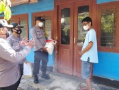 Polres Purworejo berikan bantuan logistik bagi warga di Kecamatan Kaligesing dan Purworejo, yang tengah menjalani isoman, Minggu (11/07/2021) - foto: Sujono/Koranjuri.com