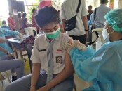 Vaksinasi untuk anak usia 12-17 tahun di SMA Negeri 4 Denpasar, Senin, 5 Juli 2021 - foto: Koranjuri.com