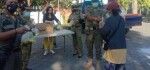Personel Sat Pol PP dan Relawan Bagikan Ratusan Bungkus Lauk Pauk untuk Warga