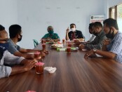 Dialog antara perwakilan para pedagang penghuni Kuliner Kutoarjo dengan perwakilan PKL, yang dipimpin Kepala Dinas Koperasi Usaha Kecil Menengah dan Perdagangan (KUKMP) Kabupaten Purworejo, Bambang Susilo, Selasa (27/07/2021) - foto: Sujono/Koranjuri.com