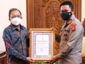 Kapolda Bali Irjen Pol I Putu Jayan Danu Putra meneruskan pemberian penghargaan  oleh Kapolri kepada Gubernur Bali Wayan Koster - foto: Istimewa
