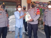 Kapolsek Denpasar Timur Kompol Tri Joko Widianto secara simbolis menyerahkan bantuan paket sembako tahap kedua, Sabtu, 7 Agustus 2021 - foto: Istimewa