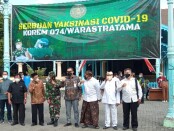 Keterangan gambar : Wakil walikota Solo Drs. Teguh Prakosa bersama para tokoh lintas agama saat program serbuan vaksinasi di masjid agung, Surakarta. /foto: koranjuri