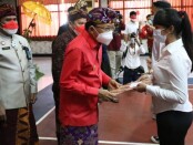 Gubernur Bali Wayan Koster menyerahkan remisi kepada narapidana di Bali pada HUT RI ke-76, Selasa, 17 Agustus 2021 - foto: Istimewa