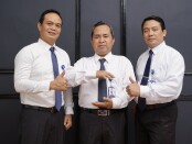 Keterangan gambar : Direktur Utama BPR BKK Karangmalang Perseroda (PT)-Sragen H. Raji, SE, MM ( tengah) foto bersama jajaranya / foto: istimewa