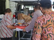Proses evakuasi Mbah Suwarni ke rumah sakit - foto: Sujono/Koranjuri.com