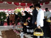 Keluarga besar SBY saat melakukan tabur bunga usai pemakaman Sunarti Sri Hadiyah binti Danu Sunarto, di komplek pemakaman keluarga di Ngupasan, Pangenjurutengah, Purworejo, Selasa (21/09/2021) - foto: Sujono/Koranjuri.com