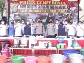 Polisi menyita barang bukti alat pembuatan narkoba jenis sabu-sabu di salah satu rumah mewah di kawasan Karawaci, Tangerang - foto: Istimewa
