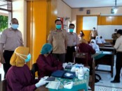 Dr Sukmo Widi Harwanto, SH, MM, Kepala Dinas Pendidikan Kepemudaan dan Olahraga Kabupaten Purworejo, saat meninjau pelaksanaan vaksinasi di SMPN 4 Purworejo pada Selasa (14/09/2021) lalu - foto: Sujono/Koranjuri.com